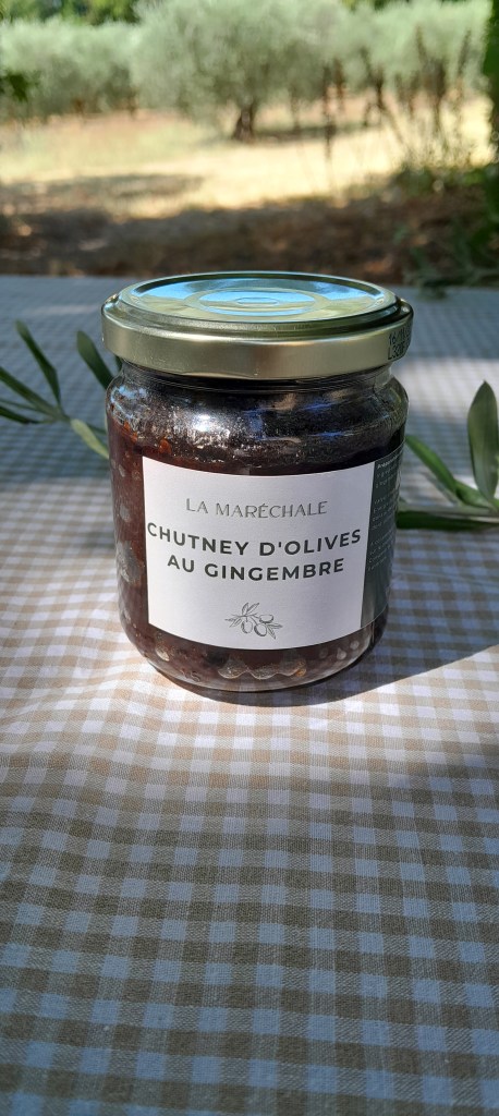 Bocal en verre de pâte d'olive. L'étiquette indique : "La Maréchale Chutney d'olives au gingembre"