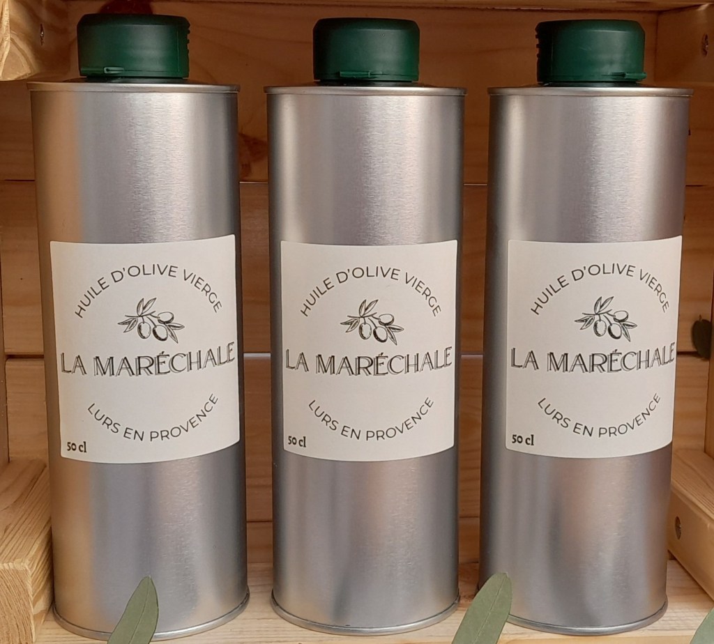 Bidons en inox de différentes taille. L'étiquette indique : "Huile d'olive vierge extra La Maréchale Lurs en Provence"