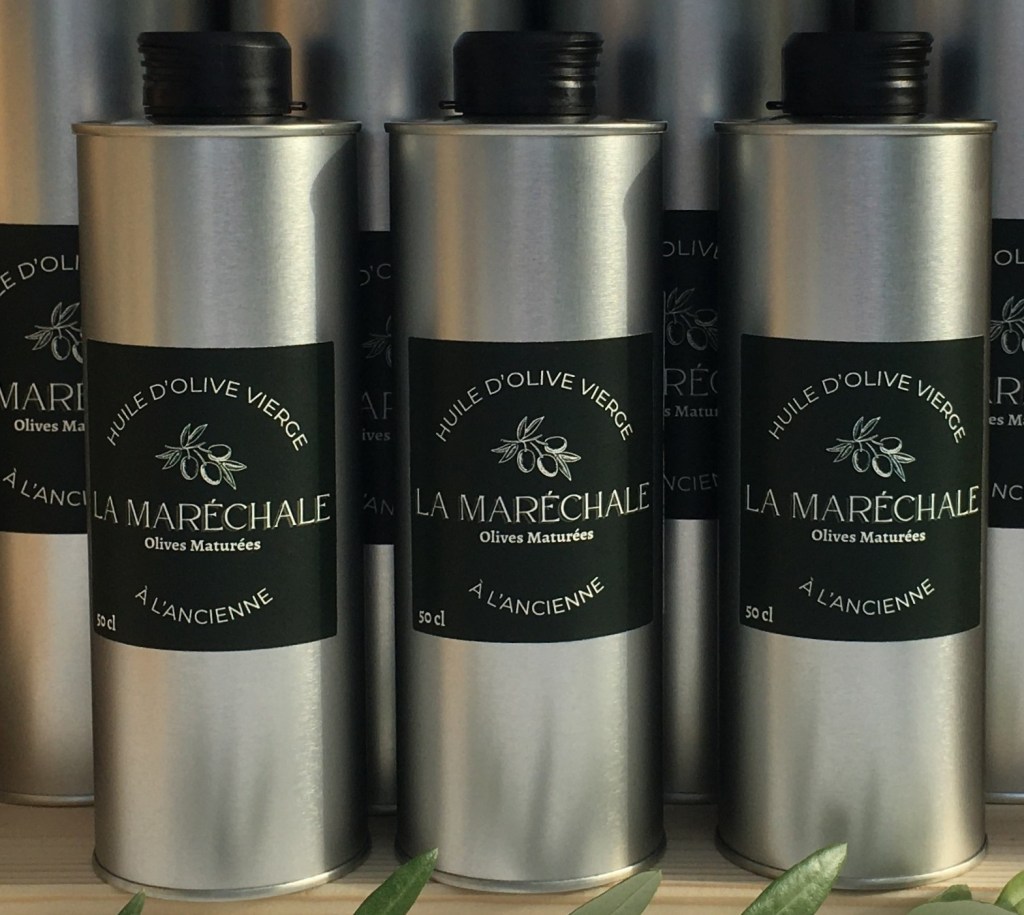 Bidons en inox de différentes taille. L'étiquette indique : "Huile d'olive vierge extra La Maréchale Olives maturées à l'ancienne"