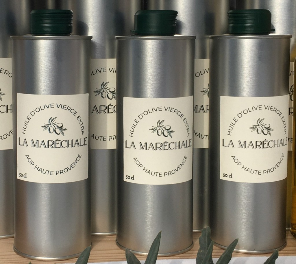 Bidons en inox de différentes taille. L'étiquette indique : "Huile d'olive vierge extra La Maréchale AOP Haute Provence"
