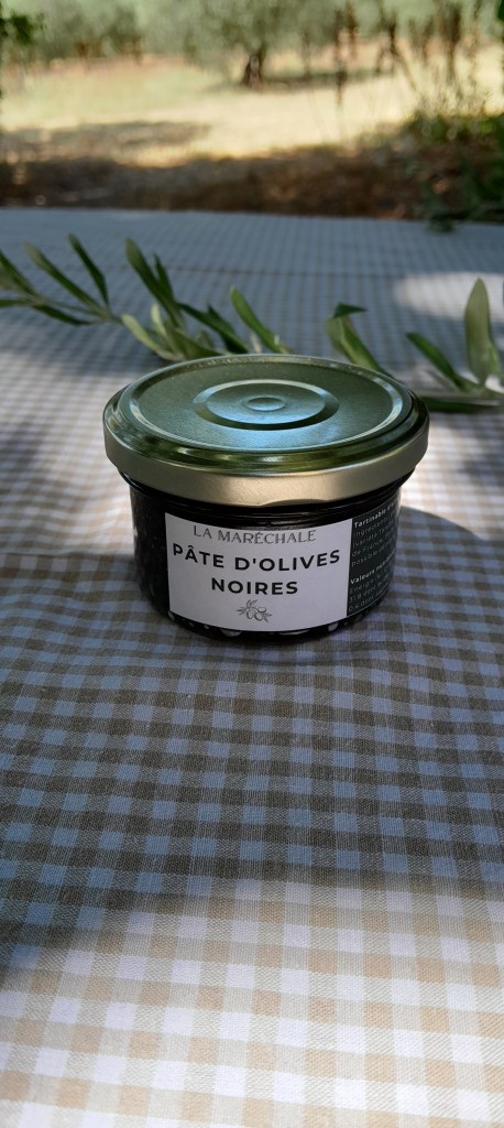 Bocal en verre de pâte d'olive. L'étiquette indique : "La Maréchale Pâte d'olives noires"